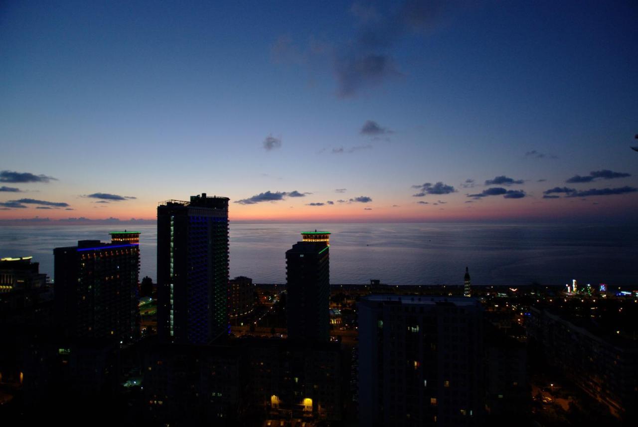 Banana Apartments Batumi Bagian luar foto